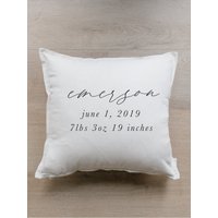 Kissen - Kalligraphie Geburtsdaten Außenkantennaht, Handgemacht in Usa, 100% Bio-Baumwolle, Kalligraphie, Shop Small, Geschenk Zur Geburt von DWELLhomeshoppe