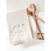 Serviette - Personalisierte Zwei Initialen Und Datum Neues Design, Kalligraphie Initialen, Brautgeschenk, Hochzeitsdekor, Einweihungsparty, Geschirr Serviette - Personalisierte Zwei Initialen Und Datum Neues Design, Kalligraphie Initialen, Brautgeschenk, Hochzeitsdekor, Einweihungsparty, Geschirr von DWELLhomeshoppe