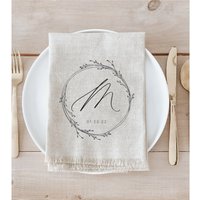 Serviette - Personalisierter Kranz Mit Initiale Und Datum Bio-Baumwolle von DWELLhomeshoppe