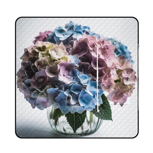 DWVTSLH Picknickdecke, wasserdicht, faltbar, Hortensien, Blumen in Vase, bedruckte Picknickmatte, Outdoor-Decke für Camping auf Gras, tragbare sanddichte Stranddecke für Reisen, Wandern (150 x 150 cm) DWVTSLH Picknickdecke, wasserdicht, faltbar, Hortensien, Blumen in Vase, bedruckte Picknickmatte, Outdoor-Decke für Camping auf Gras, tragbare sanddichte Stranddecke für Reisen, Wandern (150 x 150 cm) von DWVTSLH