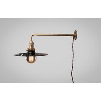 Vintage Industrielle Wandleuchte - Massive Messing Eisenbahn Wandlampe Machine Age Trouble Lampe Art Deco Flacher Emailleschirm von DWVintage