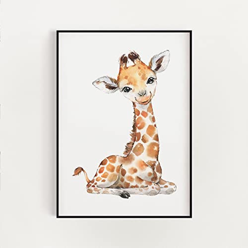 DYKGRAAF Giraffenbaby, DIN A4 Hochformat (210x297 mm), Kunstdruck Poster für Wohnzimmer, Art Print Schlafzimmer, Küche, Esszimmer, Wandbild Geschenk Wanddeko - ohne Rahmen von DYKGRAAF