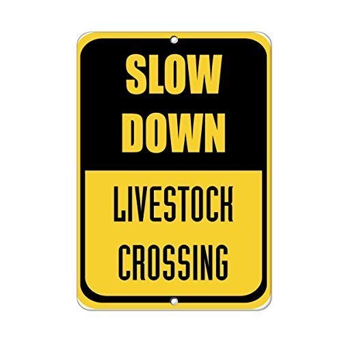 DYLAN MILLER Slow Down Livestock Crossing Traffic Schild – Hinweisschild Warnschild 20,3 x 30,5 cm Blechschild für drinnen und draußen TFA067 von DYLAN MILLER
