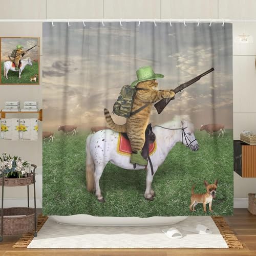 Lustiger Duschvorhang mit Tiermotiven, Katze Cowboy Gewehr reitet ein Pferd auf grünem Gras Ranch Kuh und Hund, für Badezimmer, Stoff Kinder, Badezimmer-Set 12 Haken, 174 x 178 cm von DYNH