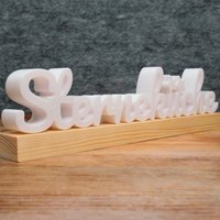 Individueller 3D-Schriftzug Mit Holzfuß von DaheimUndDraussen