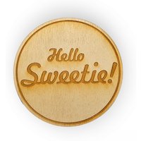 Untersetzer Hello, 10 cm Kreis, Holz, Graviert, Hello Sweetie von DaisyChainOddities