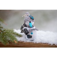 Gehäkelte Schneemann Mit Tasche Versandfertig Gehäkelte Schneemann Mit Tasche Versandfertig von DaisyJoyStore