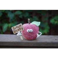 Gehäkelte Smiley Apfelfigur Mit Holzschild Gewachsen Gehäkelte Smiley Apfelfigur Mit Holzschild Gewachsen von DaisyJoyStore
