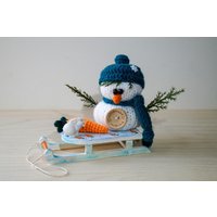 Gestrickter Mini Schneemann Mit Holzschlitten Und Gehäkelter Karotte Kleinem Häschen Gestrickter Mini Schneemann Mit Holzschlitten Und Gehäkelter Karotte Kleinem Häschen von DaisyJoyStore