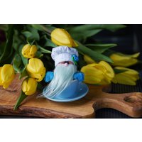 Mini Chef Wichtel in Einer Blauen Teetasse Tiny Baker Gnome Mini Chef Wichtel in Einer Blauen Teetasse Tiny Baker Gnome von DaisyJoyStore