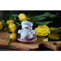 Mini Chef Wichtel in Rosa Teetasse Tiny Baker Gnome von DaisyJoyStore