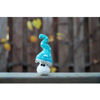 Süße Kleine Pilze Mit Regentropfen Gehäkelte Pilzskulptur von DaisyJoyStore