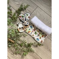 Spielzeug - Geschenkset | Personalisierte Decke Babydecke Leinentuch Beißer Tröster Baby Shower Geschenk Set von Daisybeesstudio