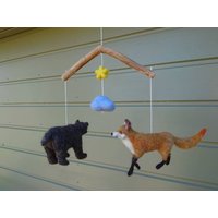 Gefilzte Waldtiere Baby Mobile Bär & Fuchs Kinderzimmer Deko Gefilzte Waldtiere Baby Mobile Bär & Fuchs Kinderzimmer Deko von DaliaNerijusFelt