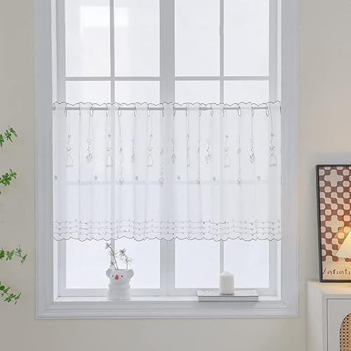 Daliena Scheibengardine transparent weiß modernstil mit gestickt für Flügelfenster oder Sprossenfenster mit Stangendurchzug Kurzgardine BxH 115x45cm Daliena Scheibengardine transparent weiß modernstil mit gestickt für Flügelfenster oder Sprossenfenster mit Stangendurchzug Kurzgardine BxH 115x45cm von Daliena