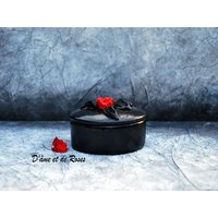 Schwarze Barock-Box 6 Mit Einer Roten Rose Und Foto Eines Gemäldes in Harz von DametdeRoses