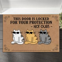 Diese Tür Ist Zu Ihrem Schutz Verschlossen, Nicht Unsere Katzen Personalisierte Fußmatte, Lustige Willkommensmatte, Katzeneingangsmatte von DamianGoods