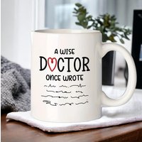 Ein Weiser Arzt Schrieb Einmal Lustige Kaffeetasse, Doktortasse, Mitarbeitergeschenk, Medizinschülergeschenk, Dr-Tasse, Dr-Geschenke von DamianGoods