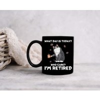 Katze Mama Papa Ruhestand Schwarze Tasse-Welcher Tag Ist Heute? Wen Interessiert's? I'm Retired Cat Lovers Becher-Personalisiertes Katzengeschenk-Cat von DamianGoods