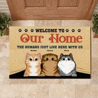 Willkommen in Meinem Zuhause - Die Menschen Leben Einfach Hier Katzen Personalisierte Fußmatte, Lustige Willkommensmatte Für Zuhause von DamianGoods