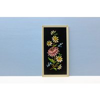 Vintage Stickbild Blumenmotiv Kreuzstich Auf Schwarz Pfingstrose Ref. 338 von DamnNiceStuff