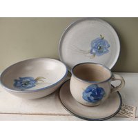 Wunderschönes 4 Teiliges Vintage Frühstücks Set Von Ringrose Keramik. Handbemalter Blauer Rosen Studio Keramik Schüssel, Teller, Tasse Und von DandelionClockStudio