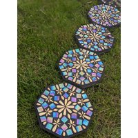 Garten Trittstein 20 cm Irisierende Mosaik Goldene Stern Blume Gespiegelt Blütenblatt Regenbogen Dekorativ Mystisch Fee Diesel Glaskiesel Fertiger Garten Trittstein 20 cm Irisierende Mosaik Goldene Stern Blume Gespiegelt Blütenblatt Regenbogen Dekorativ Mystisch Fee Diesel Glaskiesel Fertiger von Dandelionmosaicss