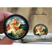 Meerjungfrau Muster Glas Cabochon Möbelknopf - Vintage Bronze Finish Meerjungfrau Muster Glas Cabochon Möbelknopf - Vintage Bronze Finish von Dandiary