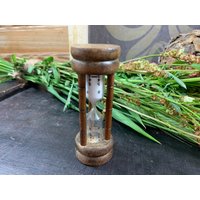 Antike Sanduhr Aus Holz Mit Weißem Sand Antike Sanduhr Aus Holz Mit Weißem Sand von DanielsVintageShop