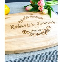 Personalisiertes Schneidebrett Massivholz Mit Monogramm Oder Spruch Einweihungsgeschenk Gravur Hochzeitsgeschenk Für Paare von DaniqueTrends