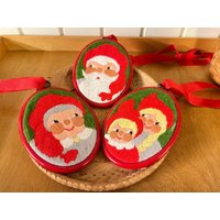 Danish Christmas Handgenähte Stickerei Nikolaus Mit Familie | Vintage Craft Genähtes Dekor in Ovalen Rahmen 1970Er Jahre Gemütliches X-Mas von DanishVintageCottage