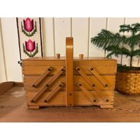 Schöner Alter Großer Nähkasten Mit Fächern | Dreilagig Ausklappbare Funktion Handwerk Und Faden Fall Nähzimmer Aufbewahrung von DanishVintageCottage