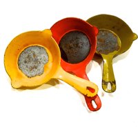 Vintage 1950Er Jahre - 3 Kleine Bunte Emaillierte Metallpfannen Pfannenbecher Distressed Home Decor Sku 28-C3-00010380 von DansandAdiHomeDecor