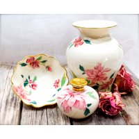 Vintage 1980Er Jahre - Lenox Barrington Feine Porzellanvase Mit Rosa Blumenmuster, Schmuckschale, Parfümflasche Feines Porzellan Sku 22-D-00032547 von DansandAdiHomeDecor