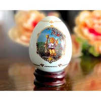 Vintage 1993 - Hummel Hellgrünes Porzellan Ei Mit Holzständer Apple Tree Boy Die M. J. Eier Kollektion Sku 15-F1-00013762 von DansandAdiHomeDecor