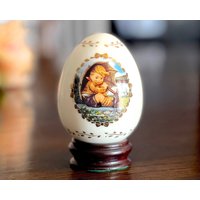 Vintage 1994 - Hummel Weißes Porzellan Ei Mit Holz Ständer Umbrella Boy The M. J. Collection Sku 15-F1-00013766 von DansandAdiHomeDecor