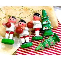 Vintage 5 Holzanhänger - Feder Baumschmuck Fußballer Und Tannenbäume Retro Ornamente Sku Tub-28-00011014 von DansandAdiHomeDecor