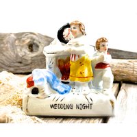 Vintage Keramik-Ehepaarfigur - „Hochzeitsnacht" Handbemalt Sku 36-B-00033428 von DansandAdiHomeDecor