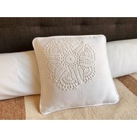 Shabby-Chic-Kissenbezug - Mit Häkelapplikation Handgefertigt von DantanAtelier