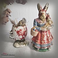 Seltene Candy Container Häsin Mit Kind & Eierkorb Plus Pappmaché Eierbecher ~ Osterdekoration Füllhase Sammlerstücke Hy5759 von DanysVintageShop