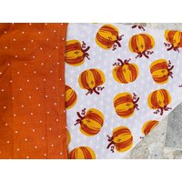 Herbstliche Kürbisse in Orange Auf Polka Dots Baumwolle Hunde Bandana/Schal von DapperChicDogs