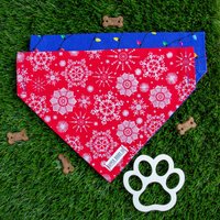Weihnachtshundehalstuch, Wendbares Schiebetuch Über Den Kragenschal | Weihnachtslichter Und Rote Schneeflocken von DapperDoggoCo