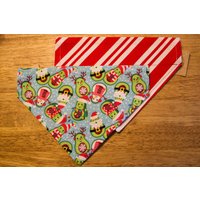Wende-Hundehalstuch Weihnachten Winter | Avocado Santa Und Candy Cane Stripe von DapperDoggoCo