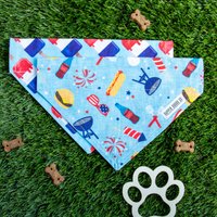 Wendehalstuch Für Usa Hunde Mit Grill - Und Rocket Pops-Motiven, Die Über Das Halsband Geschoben Werden von DapperDoggoCo