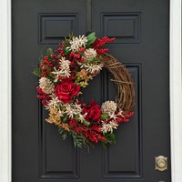 Carol Of The Pearls - Rote Rose, Mixed Evergreen & Perlen Funkelnde Blüte Weihnachten Türkranz von DarbyCreekTrading