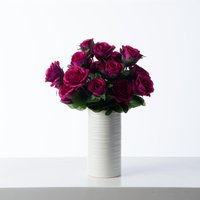 Magenta Gemischte Rose & Knospe Kunstseide Florales Arrangement in Weißer Zylinder Keramik Vase von DarbyCreekTrading