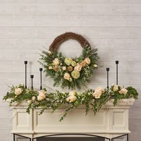 Wintergeflüster Mit Gefrosteter Mistelbeere, Rose & Getrockneter Ranunkel von DarbyCreekTrading
