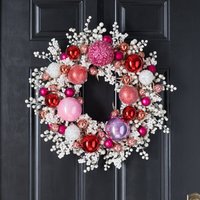 Wo Du Hingehörst - Weiße Perlmuttfarbene Beeren Mit Glänzenden, Glitzernden Pailletten Und Rosa Perlen Vor Der Tür von DarbyCreekTrading