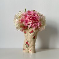 Handgemachte Keramik Männliche Torso Vase Ditsy Red Rose Blumenmuster von DarraDonna