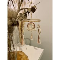 Baby Mobile „Rosakind"／regenbogen Mobile/ Mädchen/ Makramee/Beerentöne /Personalisiertes Geburtsgeschenk von Daruschka